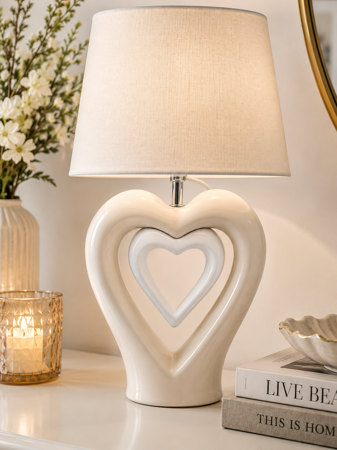 Lampada da Tavolo Cuore in Ceramica Bianca con Paralume in Tessuto – Lampada Decorativa