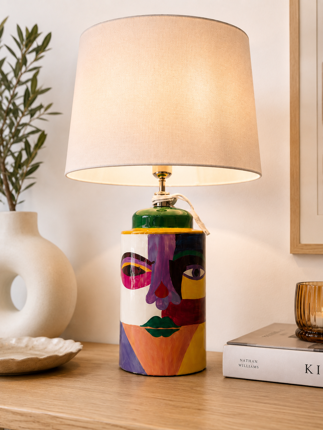 Lampada da Tavolo in Ceramica Decorata con Paralume – Design Moderno