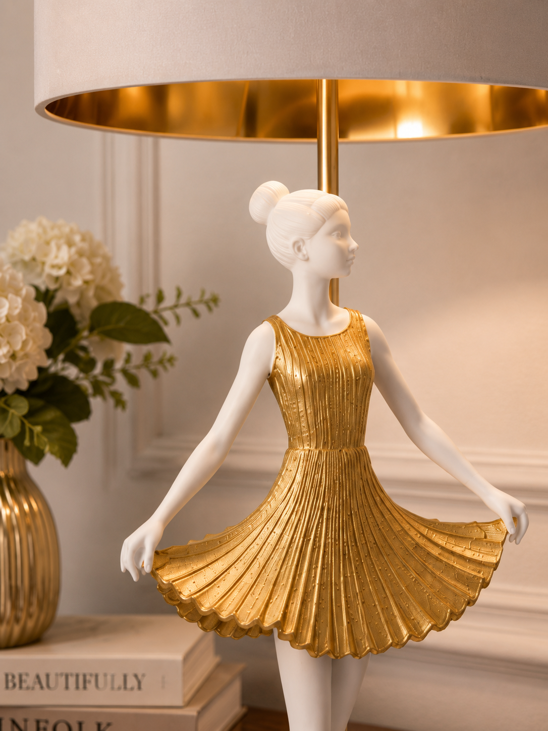 Lampada da Tavolo Ballerina Bianca e Oro – Lampada di Design Elegante per Camera e Soggiorno