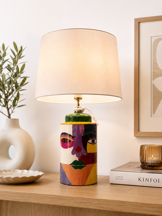 Lampada da Tavolo in Ceramica Decorata con Paralume – Design Moderno