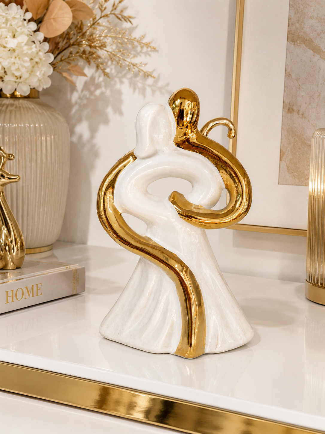 Scultura Moderna Coppia Astratta in Ceramica Bianca e Oro – Decorazione Elegante