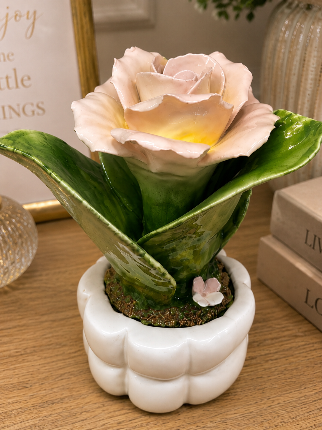 Rosa in Ceramica Decorativa con Vaso Bianco – Fiore Artigianale Elegante per Arredo Casa