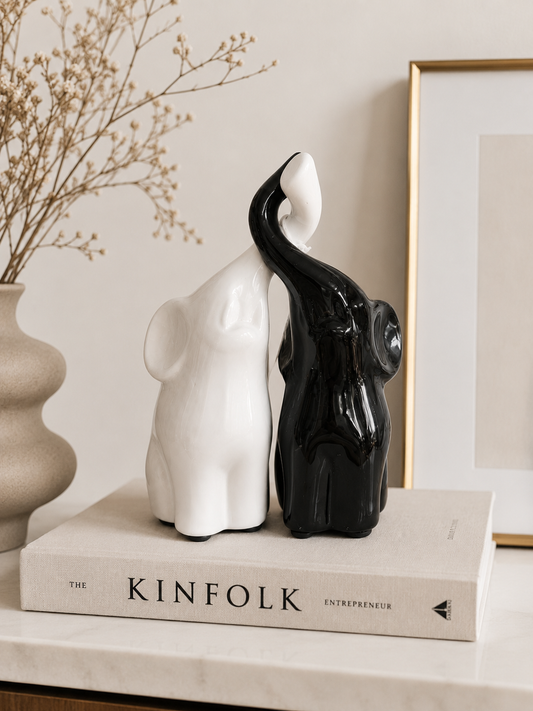 Coppia di Elefanti in Ceramica Bianco & Nero – Simbolo di Amore e Fortuna