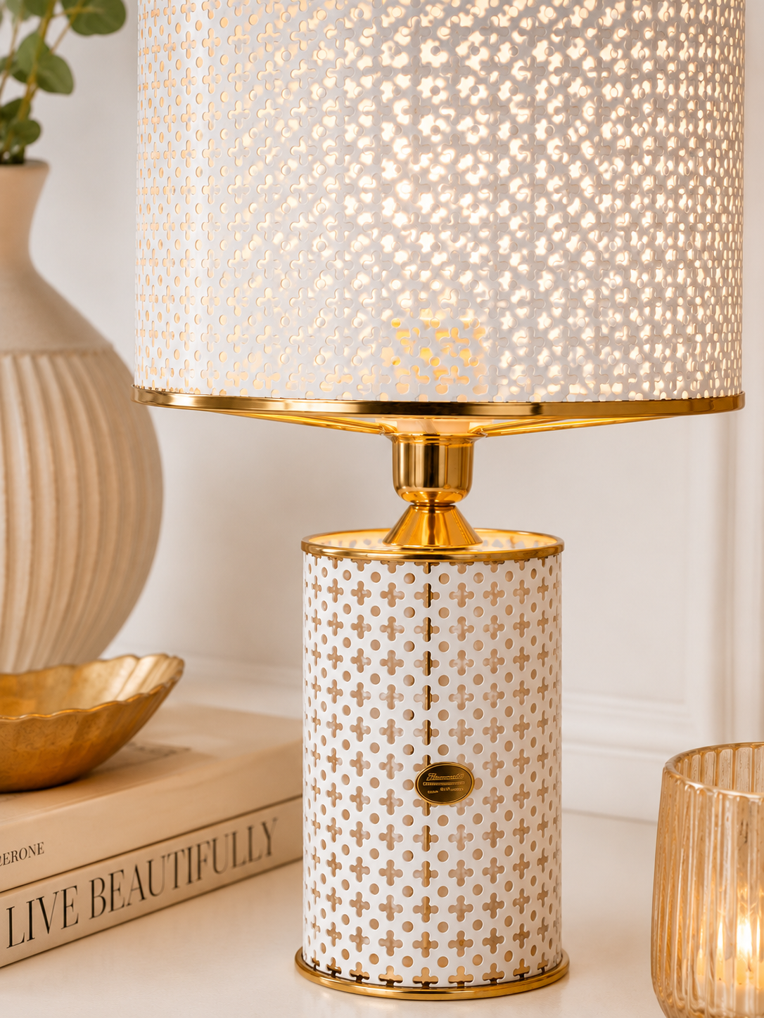 Lampada da Tavolo Bianca e Oro con Paralume Traforato – Lampada Decorativa Elegante
