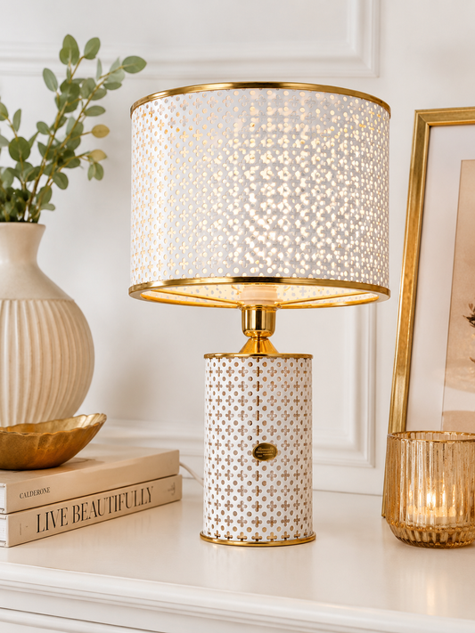 Lampada da Tavolo Bianca e Oro con Paralume Traforato – Lampada Decorativa Elegante