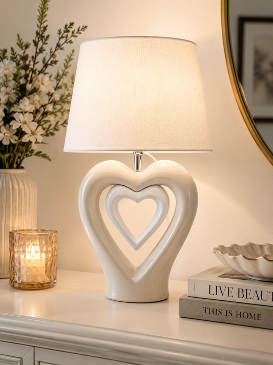 Lampada da Tavolo Cuore in Ceramica Bianca con Paralume in Tessuto – Lampada Decorativa