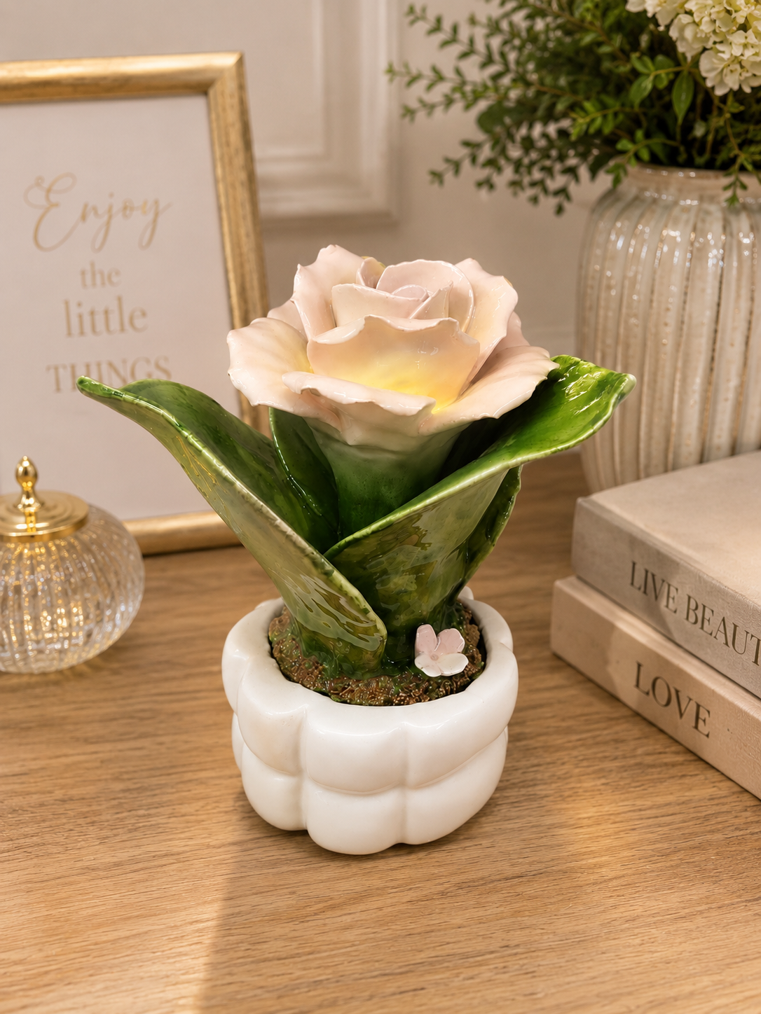 Rosa in Ceramica Decorativa con Vaso Bianco – Fiore Artigianale Elegante per Arredo Casa
